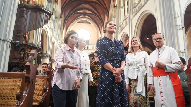 Putri Mahkota Swedia yang juga Duta Kehormatan UNDP, Victoria (kedua kiri) didampingi Uskup Agung Jakarta Ignatius Kardinal Suharyo (kanan) saat berkunjung ke Gereja Katedral, Jakarta, Jumat (4/9/2026). [ANTARA FOTO/M Risyal Hidayat/nym]