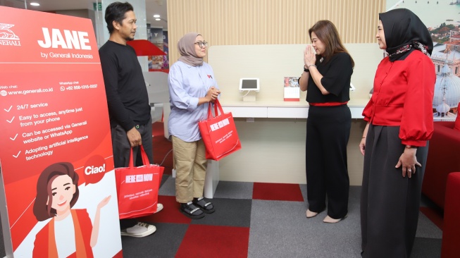 Chief Operation Officer, Suzwamela Zawawi (kanan), didampingi Chief Product Management and Marketing Officer Generali Indonesia, Jong Wie Siu (kedua kanan) berbincang dengan nasabah usai melakukan konsultasi dengan Staf Generali Indonesia dalam rangka Hari Pelanggan Nasional 2026, di Jakarta, Jumat (4/9/2026). [handout]
