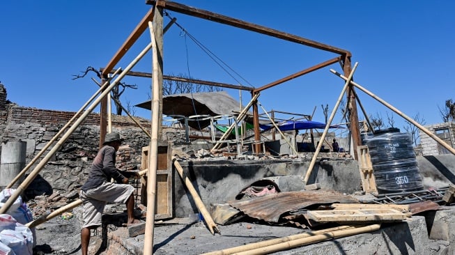 Warga memasang bambu untuk menopang tiang bangunan rumah adat pascakebaran di Desa adat Sade, Rembitan, Kecamatan Pujut, Praya, Lombok Tengah, NTB, Jumat (4/9/2026). [ANTARA FOTO/Ahmad Subaidi/YU]