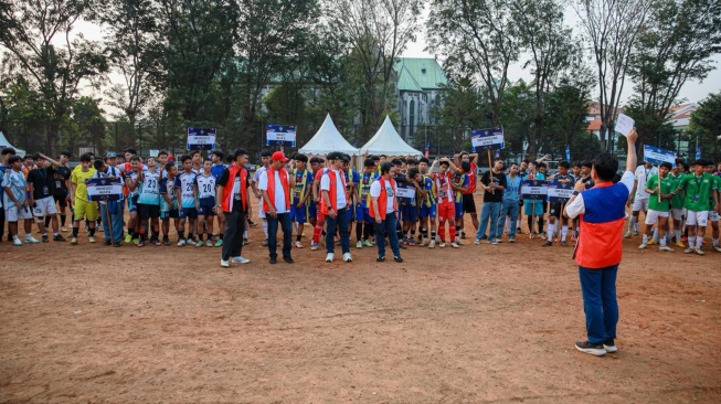 dari kiri Corporate Secretary Vice President at PT Kereta Commuter Indonesia Karina Amanda, Direktur Keuangan PT KAI Commuter Indonesia Nugroho Dwi Sasongko, Direktur Operasi dan Pemasaran PT KAI Commuter Heri Siswanto menendang bola saat membuka Commuter Mini Soccer di Lapangan Banteng, Jakarta Pusat, Jumat (4/9/2026). [handout]