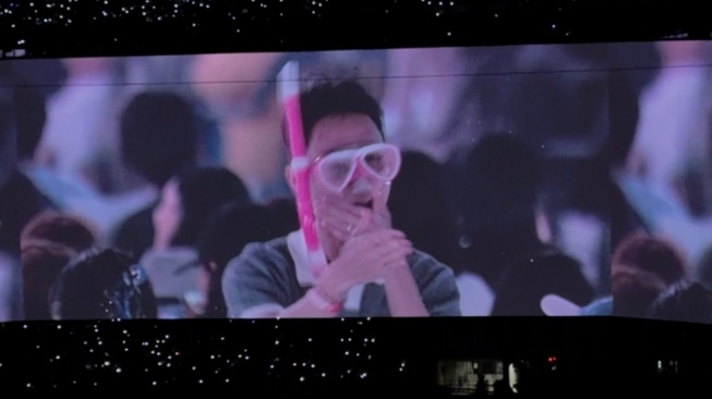 Momen Faishal Hikam muncul di videotron sebuah acara penggemar BTS. (Dok. Istimewa)