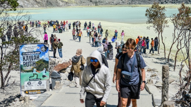 FWisatawan memadati Kawasan Wisata Kawah Putih di Ciwidey, Kabupaten Bandung, Jawa Barat, Jumat (4/9/2026). [ANTARA FOTO/Raisan Al Farisi/sgd]
