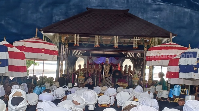Sinuhun PB XIV Hangabehi saat membacakan ikrar atau sumpah di atas Watu Gilang Sitinggil Keraton Solo. (Suara.com/Ari Welianto)