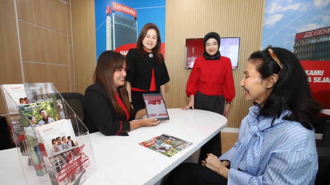 Chief Operation Officer, Suzwamela Zawawi (kedua kanan), didampingi Chief Product Management and Marketing Officer Generali Indonesia, Jong Wie Siu (kedua kiri) berbincang dengan nasabah yang sedang melakukan konsultasi dengan Staf Generali Indonesia dalam rangka Hari Pelanggan Nasional 2026, di Jakarta, Jumat (4/9/2026). [handout]