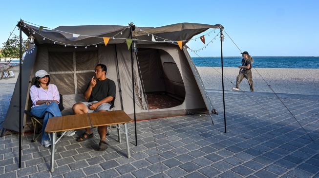 Pengunjung duduk di tenda glamping saat peluncuran prototipe tenda di Kuta Beach Park The Mandalika, Kuta, Praya, Lombok Tengah, NTB, Jumat (4/9/2026). [ANTARA FOTO/Ahmad Subaidi/YU]