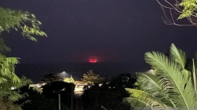 Pantauan Gunung Anak Krakatau alami erupsi di Pos Pemantau Gunung Api (PGA) Pasauran, Anyer, Kabupaten Serang, pada Sabtu malam. (ANTARA/Desi Purnama Sari)