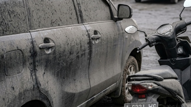 Abu Vulkanik Anak Krakatau Bisa Rusak Mobil Permanen, Jangan Langsung Dilap