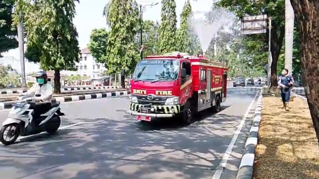 Bogor Diselimuti Abu Vulkanik, 11 Sektor Damkar Lakukan Penyemprotan Light Water Spray Masif
