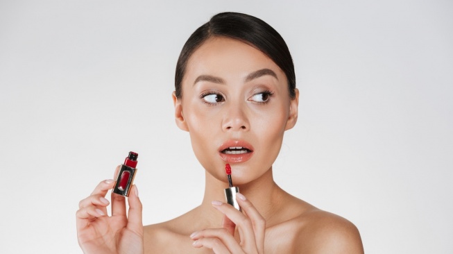Bagaimana Cara Mengatasi Bibir yang Terasa Panas atau Menyengat setelah Memakai Lip Plumper?