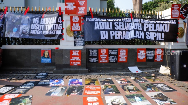 Sejumlah Aktivis saat menggelar aksi solidaritas untuk Andrie Yunus di depan Gedung Mahkamah Agung (MA), Jakarta, Senin (7/9/2026). [Suara.com/Alfian Winanto]
