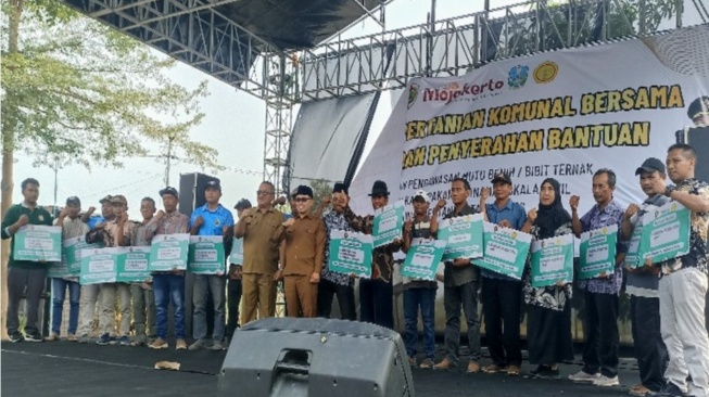 Pemerintah Kabupaten (Pemkab) Mojokerto menyalurkan bantuan dengan total nilai lebih dari Rp3,2 miliar. (Dok: Pemkab Mojokerto)