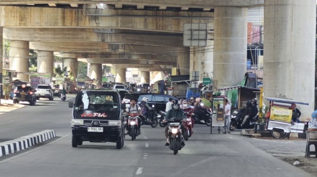 Jakarta Terimbas Abu Anak Krakatau, Warga Mulai Batuk dan Keluhkan Rumah Cepat Kotor!