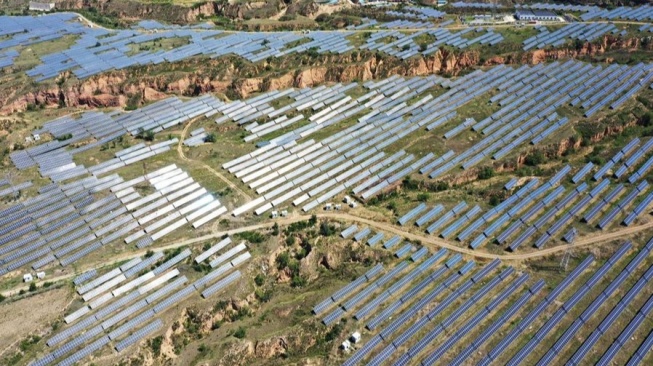 China Sulap Pegunungan Jadi Ladang Panel Surya, Solusi Energi Bersih atau Ancaman Ekologi?