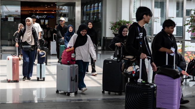 Penumpang berjalan di pintu kedatangan Bandara Internasional Jenderal Ahmad Yani, Semarang, Jawa Tengah, Senin (7/9/2026). [ANTARA FOTO/Aprillio Akbar/tom]