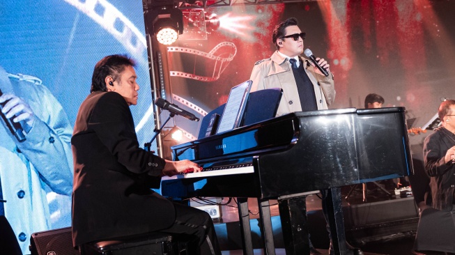 Penampilan Dwiki Dharmawan dan Sandhy Sondoro di TP Jazz Universe: Greatest Movie Soundtrack (4/9/2026) di Mason Grand Ballroom, Mason Pine Hotel, Kota Baru Parahyangan. (Dok: Papandayan Hotel)