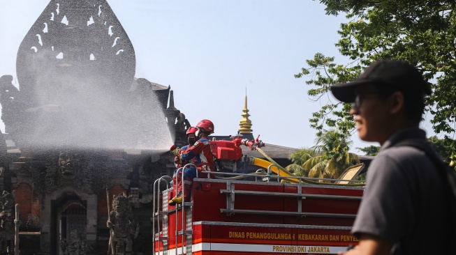 Antisipasi Abu Vulkanik, Petugas Semprot Kawasan TMII