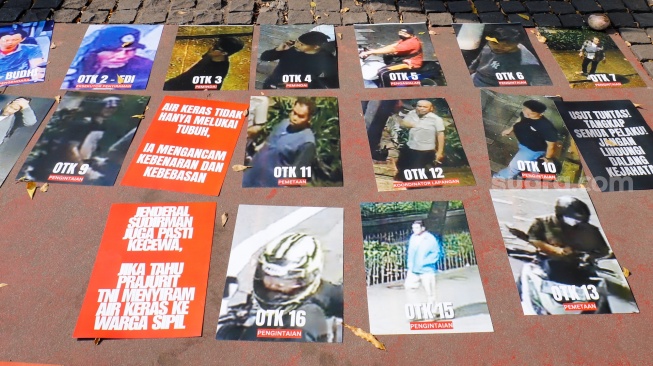 Sejumlah Aktivis saat menggelar aksi solidaritas untuk Andrie Yunus di depan Gedung Mahkamah Agung (MA), Jakarta, Senin (7/9/2026). [Suara.com/Alfian Winanto]
