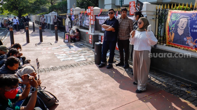 Sejumlah Aktivis saat menggelar aksi solidaritas untuk Andrie Yunus di depan Gedung Mahkamah Agung (MA), Jakarta, Senin (7/9/2026). [Suara.com/Alfian Winanto]
