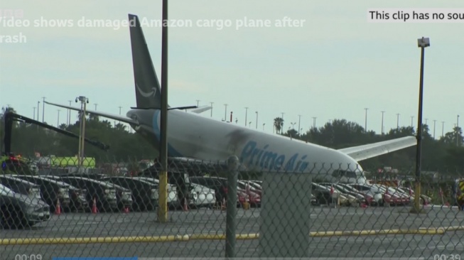 Pesawat Kargo Amazon Jatuh Hingga Tabrak Kendaraan di Bandara Miami, 5 Orang Tewas