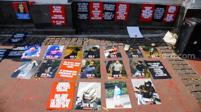 Sejumlah Aktivis saat menggelar aksi solidaritas untuk Andrie Yunus di depan Gedung Mahkamah Agung (MA), Jakarta, Senin (7/9/2026). [Suara.com/Alfian Winanto]

