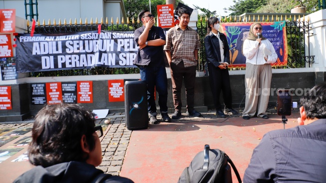 Sejumlah Aktivis saat menggelar aksi solidaritas untuk Andrie Yunus di depan Gedung Mahkamah Agung (MA), Jakarta, Senin (7/9/2026). [Suara.com/Alfian Winanto]
