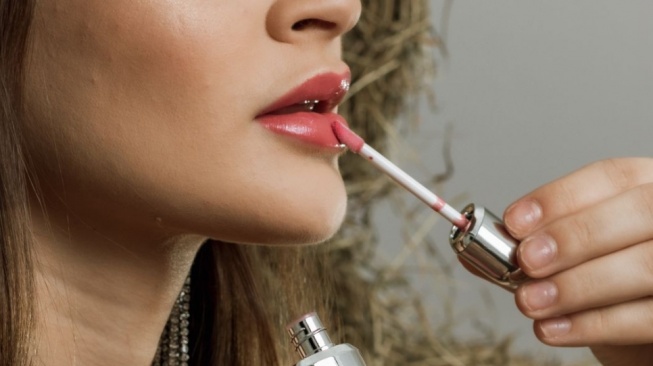 Apa Bedanya Hasil Akhir Glossy Lip Tint dengan Lip Gloss Biasa?