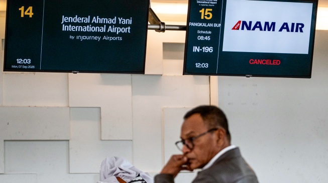 Calon penumpang berada di dekat layar informasi pembatalan penerbangan di Bandara Internasional Jenderal Ahmad Yani, Semarang, Jawa Tengah, Senin (7/9/2026). [ANTARA FOTO/Aprillio Akbar/tom]