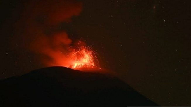 Gunung Ile Lewotolok Erupsi 2 Kali Dalam 34 Menit, Kolom Abu Tembus 600 Meter!