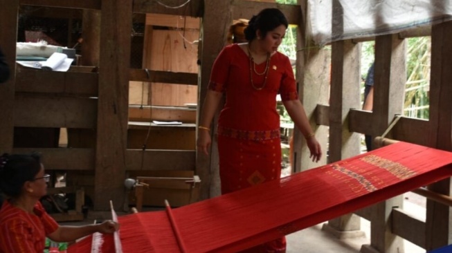 Nama Eva Stevany Rataba menjadi sorotan setelah namanya disebut tercantum dalam data penerima Program Keluarga Harapan (PKH) di Kabupaten Toraja Utara, Sulawesi Selatan. [@Fraksi_NasDem]