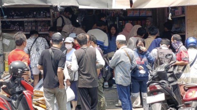 Antrean mengular saat harga masker dii pusat perdagangan alat kesehatan dan aksesoris kawasan Asemka, Jakarta Barat naik, Senin (7/8/2026) [SUARA.COM/Agustin A]