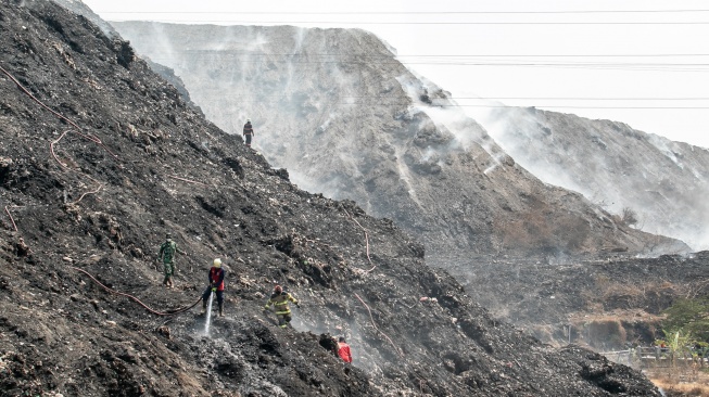 Petugas gabungan Damkar, BPBD, TNI dan Polri berusaha memadamkan titik api kebakaran gunungan sampah di TPA Putri Cempo Solo, Jawa Tengah, Selasa (8/9/2026). [ANTARA FOTO/Mohammad Ayudha/nz]