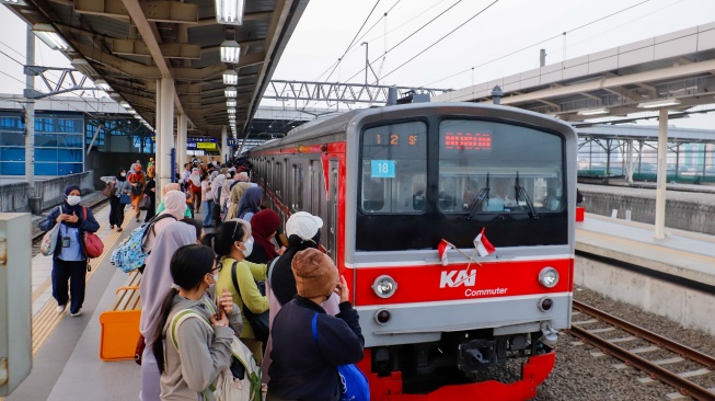 Penumpang menunggu kedatangan kereta Commuterline di Stasiun Manggarai, Jakarta, Selasa (8/9/2026). [Suara.com/Alfian Winanto]