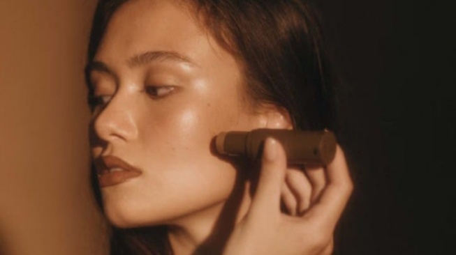 Tanpa Ribet, Ini 5 Contour Stick Lokal yang Bikin Wajah Kelihatan Tirus