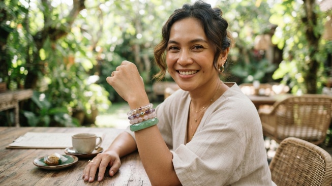 Ilustrasi cara memakai gelang batu giok dan kristal (Gemini AI)