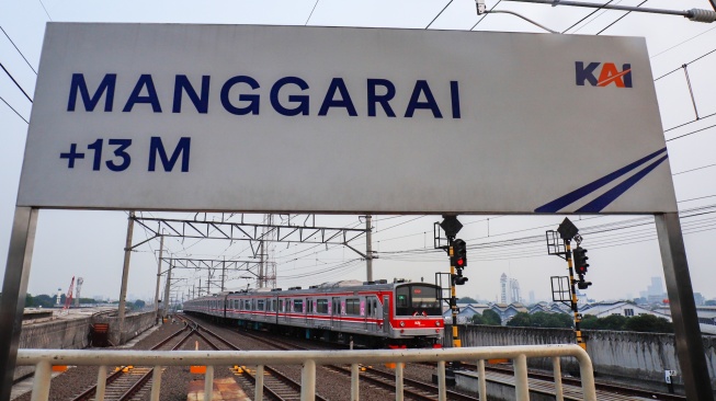 Penumpang menunggu kedatangan kereta Commuterline di Stasiun Manggarai, Jakarta, Selasa (8/9/2026). [Suara.com/Alfian Winanto]