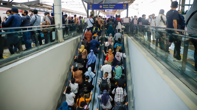Penumpang menunggu kedatangan kereta Commuterline di Stasiun Manggarai, Jakarta, Selasa (8/9/2026). [Suara.com/Alfian Winanto]