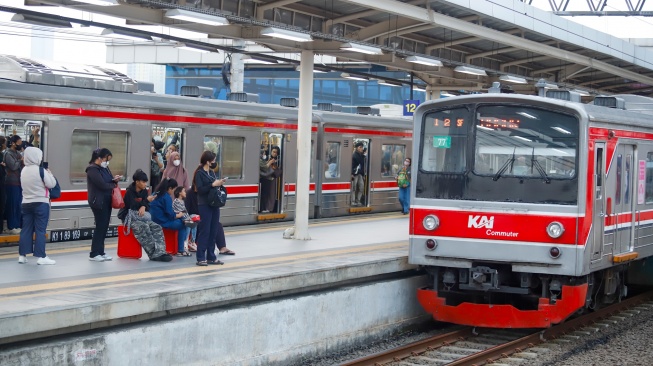 Penumpang menunggu kedatangan kereta Commuterline di Stasiun Manggarai, Jakarta, Selasa (8/9/2026). [Suara.com/Alfian Winanto]