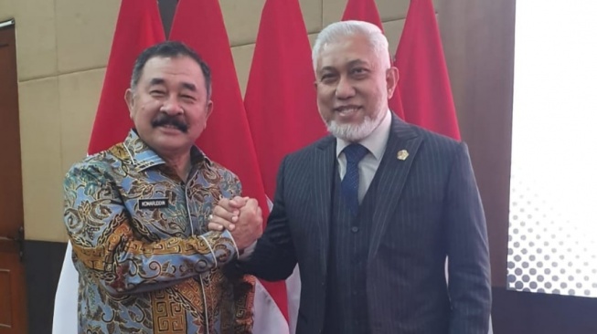 Plt. Ketua Umum Persatuan Purnawirawan TNI Angkatan Darat (PPAD) Mayjen TNI (Purn) Komaruddin (baju batik). [Suara.com/istimewa)