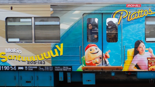 Penumpang menunggu kedatangan kereta Commuterline di Stasiun Manggarai, Jakarta, Selasa (8/9/2026). [Suara.com/Alfian Winanto]