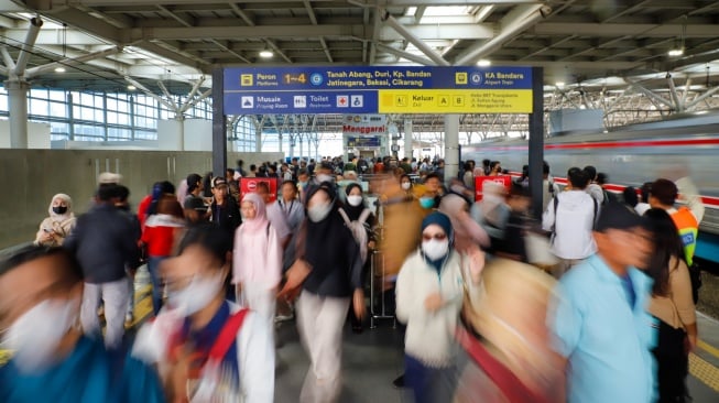 Penumpang menunggu kedatangan kereta Commuterline di Stasiun Manggarai, Jakarta, Selasa (8/9/2026). [Suara.com/Alfian Winanto]
