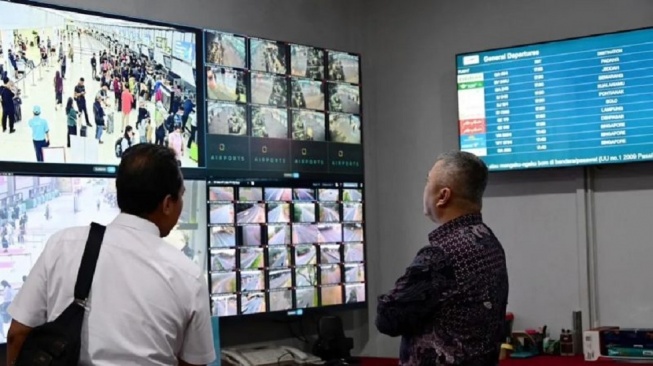 Menteri Perhubungan Dudy Purwagandhi (kiri) memantau secara langsung perkembangan dampak erupsi Gunung Anak Krakatau (GAK) terhadap operasional penerbangan dari pusat pemantauan di Bandara Internasional Soekarno-Hatta, Tangerang, Banten, Minggu (6/9/2026). ANTARA/HO-Kemenhub