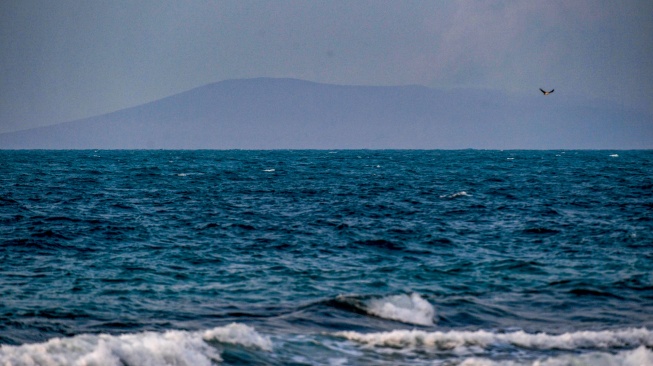 Gunung Anak Krakatau mengeluarkan asap terlihat dari Pulau Sebesi di Kabupaten Lampung Selatan, Lampung, Selasa (8/9/2026). [ANTARA FOTO/Putra M. Akbar/nz]
