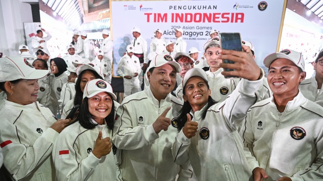 Menpora Erick Thohir (tengah) berswafoto dengan atlet Indonesia usai Pengukuhan Tim Indonesia untuk Asian Games 2026 di Wisma Serba Guna Gelora Bung Karno, Jakarta, Rabu (9/9/2026). [ANTARA FOTO/Fauzan/wsj]
