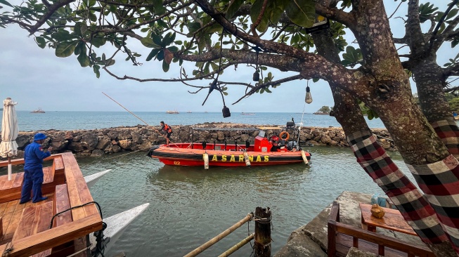Personel Basarnas Banten bersiap untuk operasi SAR hari kedua kapal penumpang hilang kontak di Dermaga Marina Lippo Carita, Pandeglang, Banten, Rabu (9/9/2026). [ANTARA FOTO/Sigid Kurniawan/wsj]