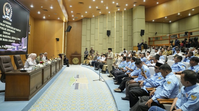 Tiga Wakil Ketua DPR, yakni Sufmi Dasco Ahmad, Sari Yuliati, dan Saat Mustopa saat beraudiensi perwakilan Koordinator Nasional Kepala Desa Akhir Masa Jabatan (Kades AMJ) di Ruang Abdul Muis, Gedung Nusantara, Kompleks Parlemen Senayan, Jakarta, Rabu (9/9/2026).