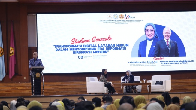 Guru Besar Fakultas Hukum Universitas Padjadjaran Danrivanto Budhijanto dalam Studium Generale Fakultas Hukum Universitas Padjadjaran. (Dok: KemenpanRB)