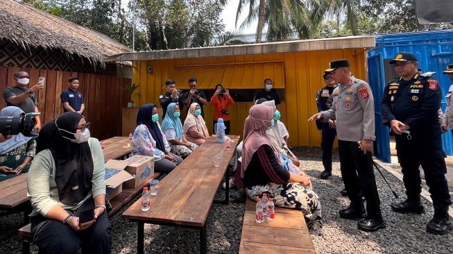 Kapolda Banten Irjen Pol Hengki (kedua kanan) berdialog dengan keluarga dan kerabat penumpang yang hilang kontak, di Pos Ante Mortem Polda Banten, Dermaga Marina Lippo Carita, Pandeglang, Banten, Rabu (9/9/2026). [ANTARA FOTO/Sigid Kurniawan/wsj]