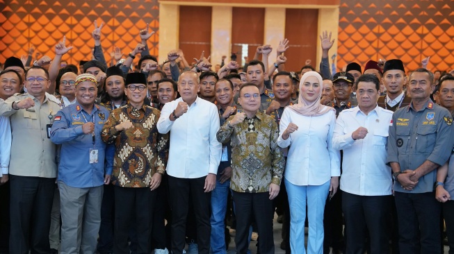Wakil Ketua DPR RI Sufmi Dasco Ahmad, bersama Wakil Ketua DPR RI Saan Mustopa dan Sari Yuliati, membuka Rapat Kerja Nasional (Rakernas) Asosiasi Kepala Desa Seluruh Indonesia (AKSI) di Ruang Pustakaloka, Gedung Nusantara IV, Kompleks Parlemen Senayan, Jakarta, Rabu (9/9/2026).