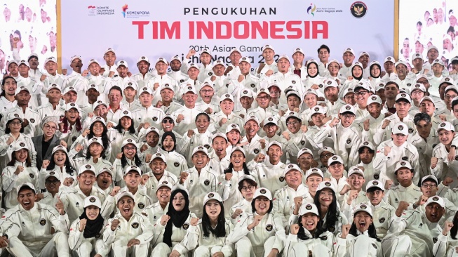 Menpora Erick Thohir (tengah) berfoto bersama atlet dan ofisial tim Indonesia usai Pengukuhan Tim Indonesia untuk Asian Games 2026 di Wisma Serba Guna Gelora Bung Karno, Jakarta, Rabu (9/9/2026). [ANTARA FOTO/Fauzan/wsj]
