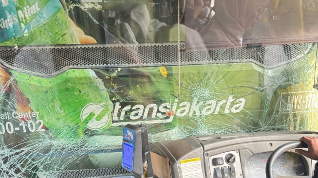 Dua Bus Transjakarta Tubrukan di Pancoran, Benarkah Sopir Mengantuk karena Cuti Duka Ditolak?